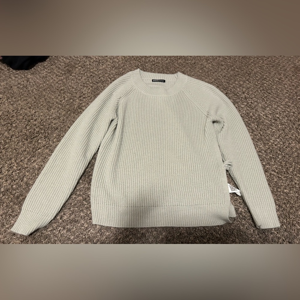 SHEIN small woman’s sweater pastel green